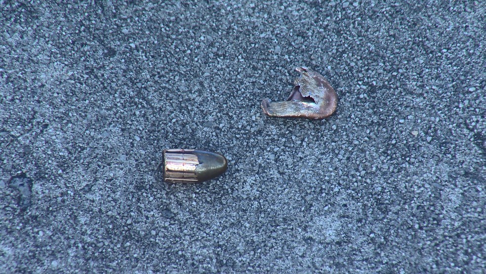 Cápsulas de balas foram encontradas em praça do bairro onde aconteceu o tiroteio, no ES  — Foto: Reprodução / TV Gazeta 