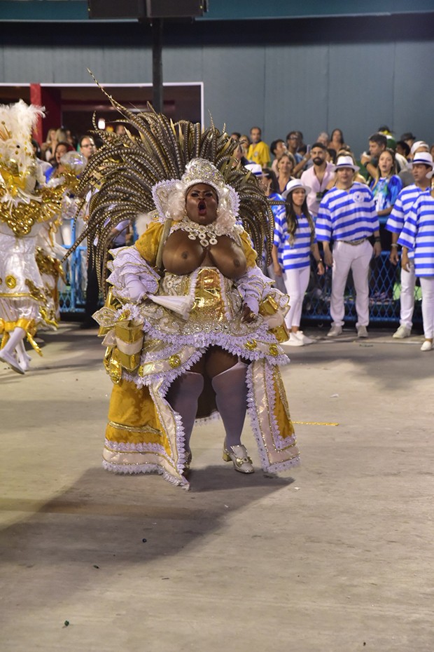 Jojo Todynho desfila de topless pela BeijaFlor "Toque de modernidade