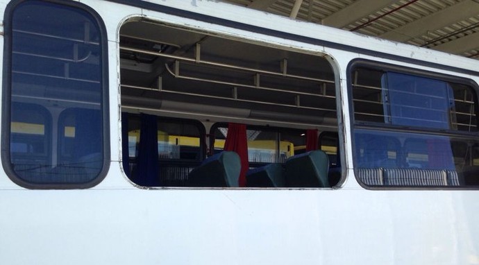 Janela cede, torcedores do Inter caem de ônibus e se ferem antes do Gre-Nal