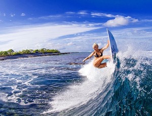 Tatiana Weston-Webb Tati surfa no Taiti (Foto: Reprodução/Instagram)