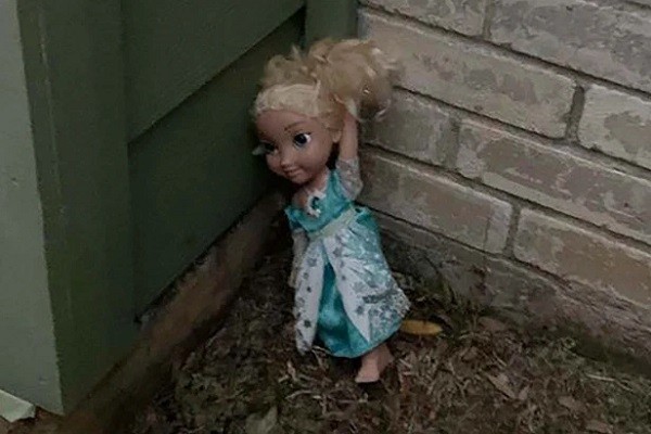 Boneca da Elsa, de Frozen, que família do Texas acredita ser amaldiçoada (Foto: Facebook)