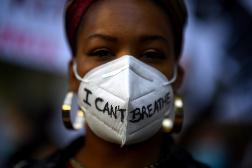 Em Madri, manifestante usa máscara com a frase 'Não consigo respirar'. — Foto: Gabriel Bouys/AFP