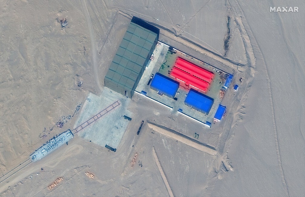 Imagem de satélite mostra terminal ferroviário onde estariam sendo construídas as réplicas dos navios americanos na China — Foto: Maxar Technologies via AP