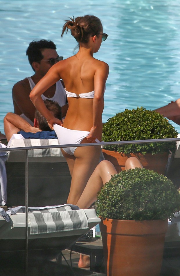 Alicia Vikander em piscina de hotel carioca (Foto: AgNews)