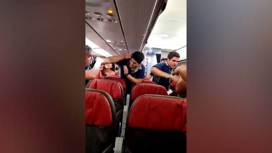 Vídeo de briga generalizada dentro de avião no Chile viraliza; assista