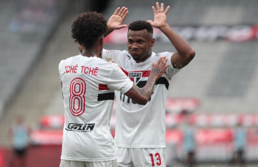 Tchê Tchê e Luan em jogo do São Paulo no Brasileirão de 2020 — Foto: Rubens Chiri/saopaulofc.net