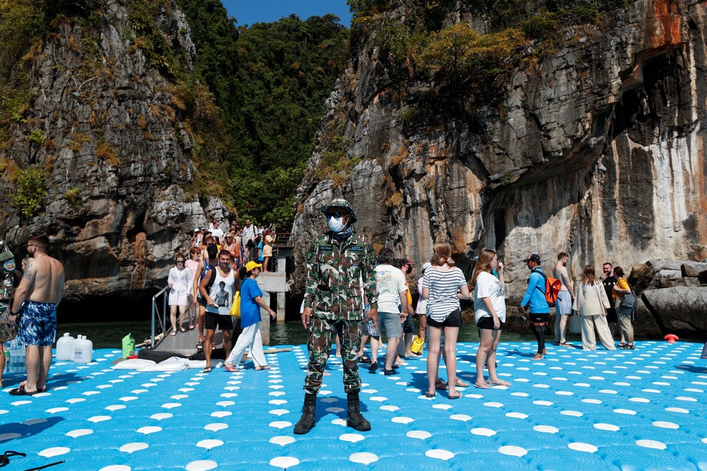 Oficial tailandês acompanha turistas em visita à Maya Bay, na Tailândia, em 3 de janeiro de 2021 — Foto: Jorge Silva/Reuters