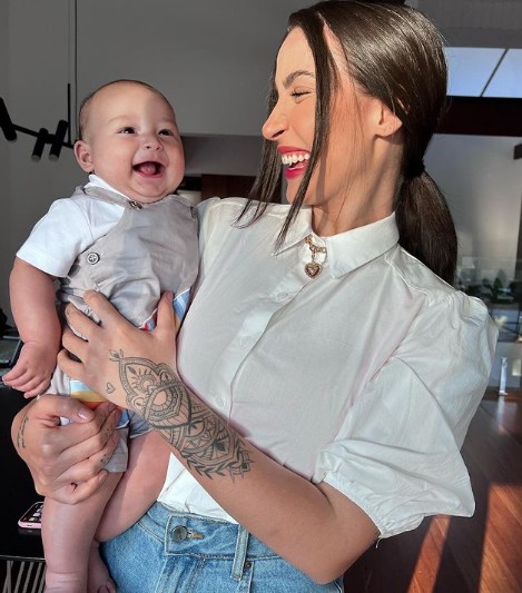 Bianca Andrade ao lado do filho Cris, de 5 meses (Foto: Reprodução/Instagram/Boca Rosa)