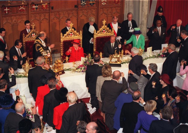 Guests of the Lord Mayor toast the Queen and the Duke of Edinburgh during a lunch the Guildhall today (Wednesday) to mark their Golden Wedding Anniversary. TIMES ROTA. (Foto: PA Archive/PA Images)