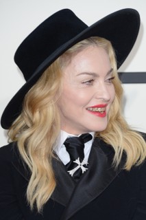 No Grammy 2014, Madonna chocou com seus grills nos dentes, que viraram assunto obrigatório na época.