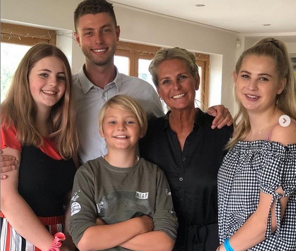 A apresentadora Ulrika Jonsson e seus quatro filhos (Foto: Instagram)