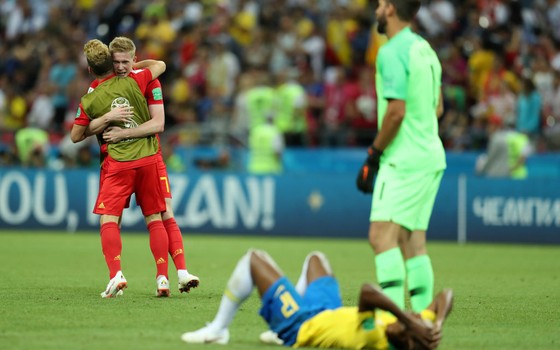 Fernandinho lamenta, De Bruyne festeja. Eles foram destaques negativo e positivo, respectivamente, do jogo entre Brasil e Bélgica (Foto: Getty Images)