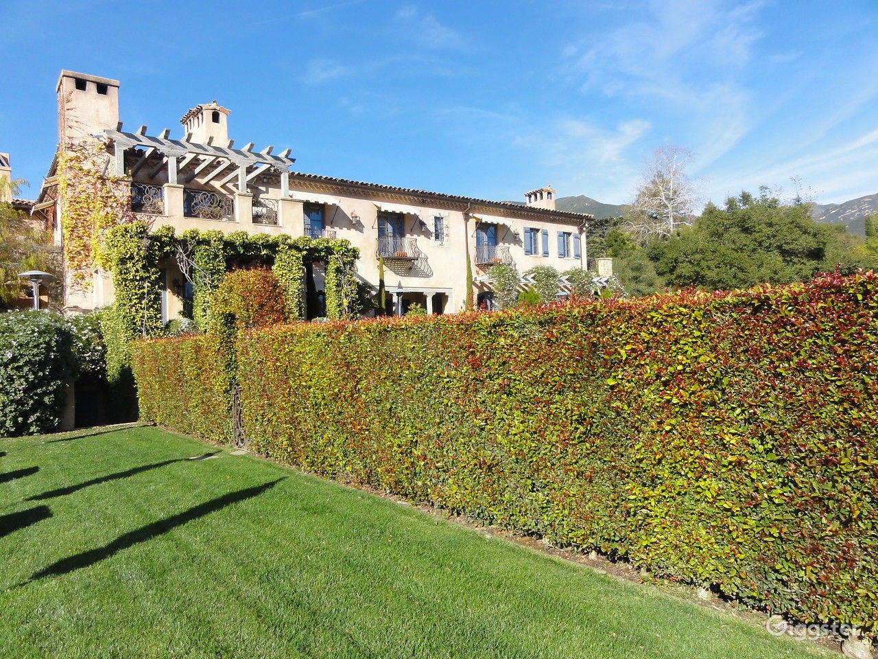 Em 2020, a mansão Montecito na Califórnia, de Harry e Meghan, foi listada para aluguel a US$ 700 por hora para sessões de fotos e videoclipes