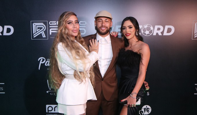 Neymar vai com a namorada e a irmã a premiação no Rio de Janeiro