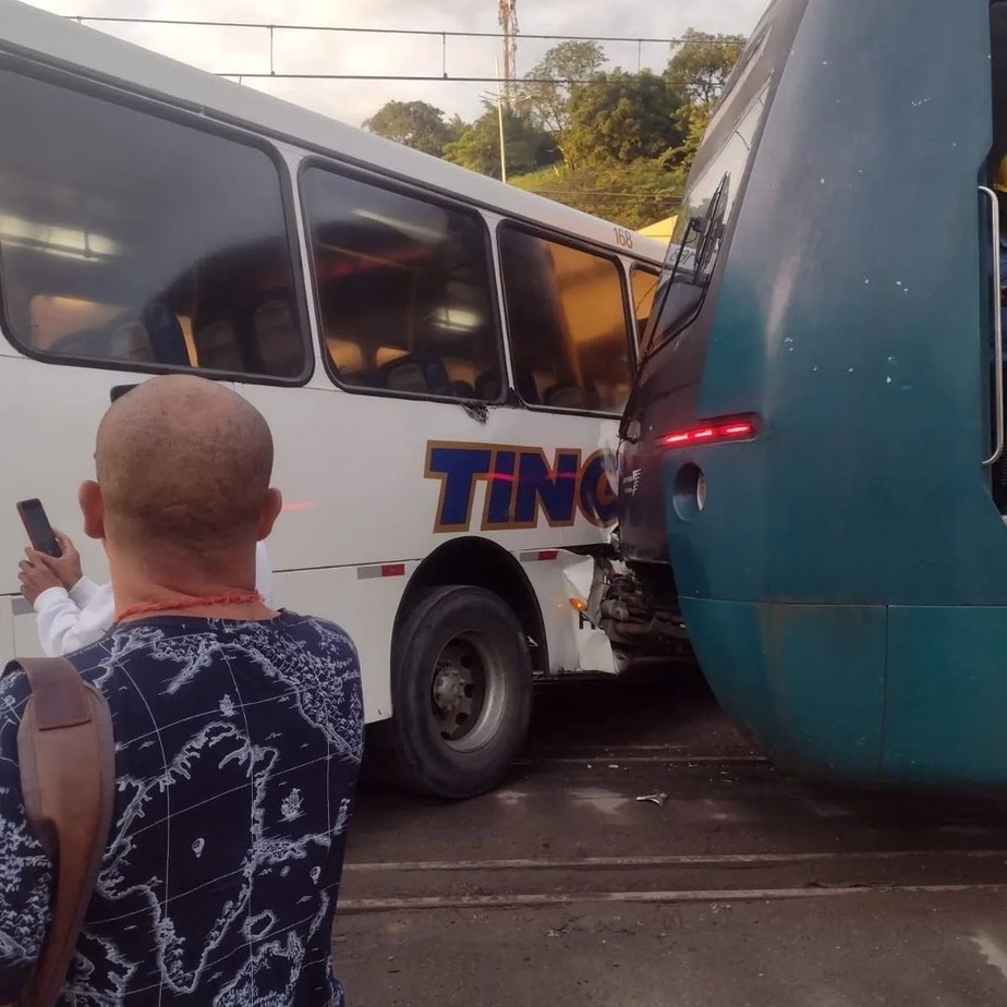 Ônibus e trem colidiram em Nova Iguaçu