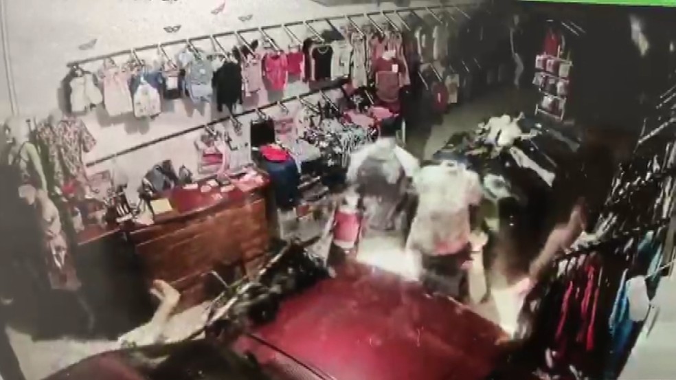 Ladres usam caminhonete para invadir e furtar loja de roupas em Franca (SP)  Foto: Cmera de segurana/Reproduo