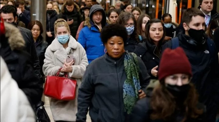 O uso de máscaras deixou de ser obrigatório em muitos países europeus (Foto: Getty Images via BBC)