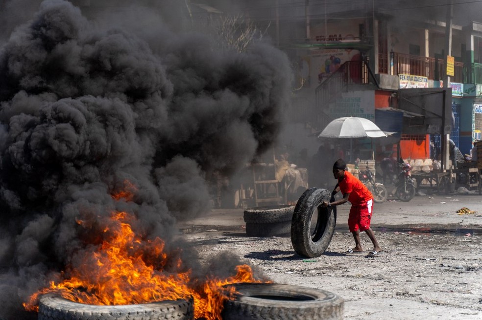 Manifestante em um protesto pelos recentes assassinatos de policiais por gangues armadas, em Porto Príncipe, Haiti 26/01/2023 — Foto: Richard Pierrin / AFP