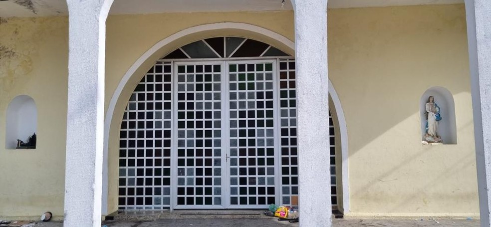 Imagens ficam na entrada da igreja no Trapiche, em Maceió — Foto: Pascom São José do Trapiche