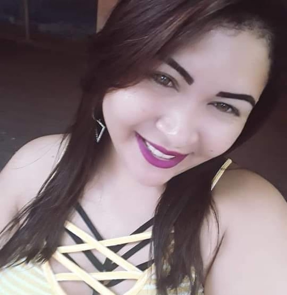 Josilaine Maria Gomes dos Reis, de 32 anos, foi morta a facadas pelo ex-marido em Cuiabá — Foto: Facebook