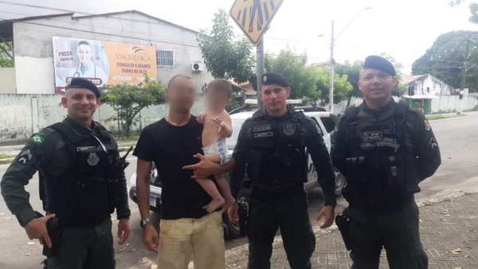 Policiais militares salvaram garoto de um ano e meio que se engasgou com maça em Maracanaú, na Região Metropolitana de Fortaleza. — Foto: Polícia Militar/ Divulgação