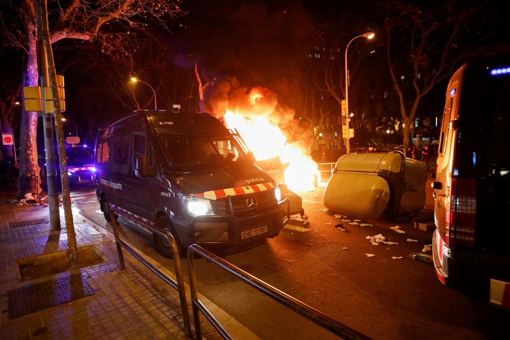 Lixeiras são incendiadas em segundo dia de manifestações em Barcelona após prisão de rapper, em foto de 17 de fevereiro de 2021 — Foto: Albert Gea/Reuters