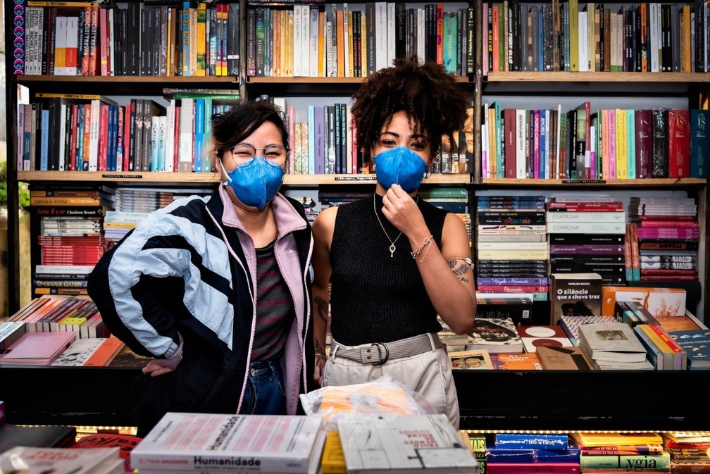 Aline Tieme e Larissa Simola, livreiras da Livraria Simples — Foto: Alexssandro Calixto