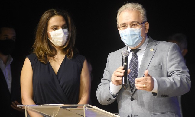 A infectologista Luana Araújo ao lado do ministro da Saúde, Marcelo Queiroga
