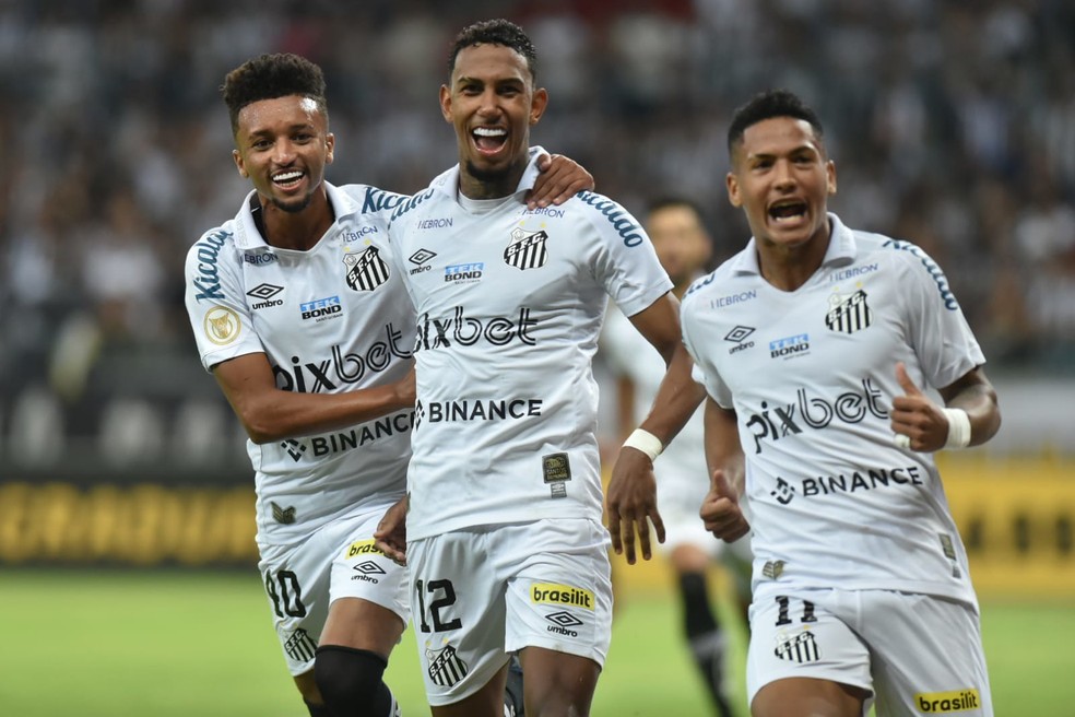 Rwan (centro) comemora seu gol contra o Atlético-MG, no Mineirão — Foto: Ivan Storti/Santos FC