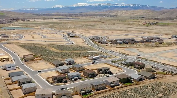 Vilarejo em Nevada, EUA, se tornou propriedade de uma mulher que comprava uma casa por erro de digitação na escritura (Foto: Reprodução/Toll Brothers)
