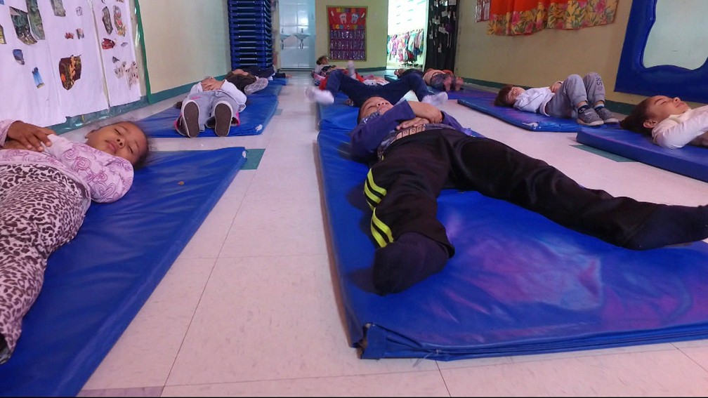 Alunos praticam meditação na Zona Oeste de São Paulo — Foto: Reprodução/TV Globo