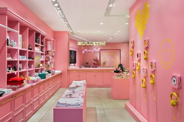 Doce por fora, forte por dentro. O rosa-millenium colore a loja de ideiais e produtos feministas (Foto: Divulgação)