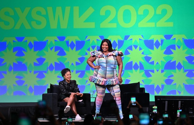 AUSTIN, TEXAS - MARCH 13: (L-R) Angela Yee and Lizzo speak onstage during the 2022 SXSW Conference and Festivals at Austin Convention Center on March 13, 2022 in Austin, Texas. (Photo by Chris Saucedo/Getty Images for SXSW) (Foto: Getty Images for SXSW)