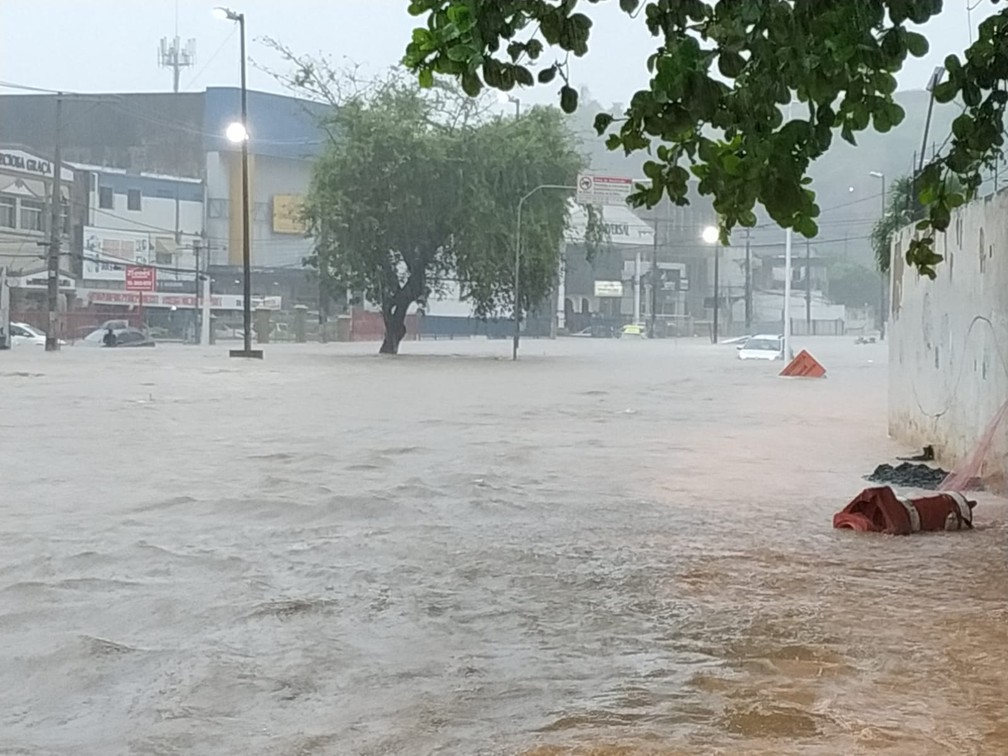 Chuva na Sete Portas, em Salvador — Foto: Ubiratan Passos/TV Bahia