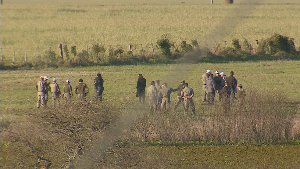 Equipes da Brigada Militar no local onde corpo de jovem foi encontrado em São Gabriel — Foto: Reprodução/RBS TV