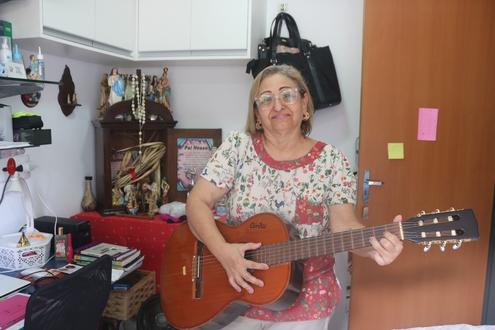 Ela diz que deixou de tocar violão após as proibições do marido. — Foto: Maria Romero/G1