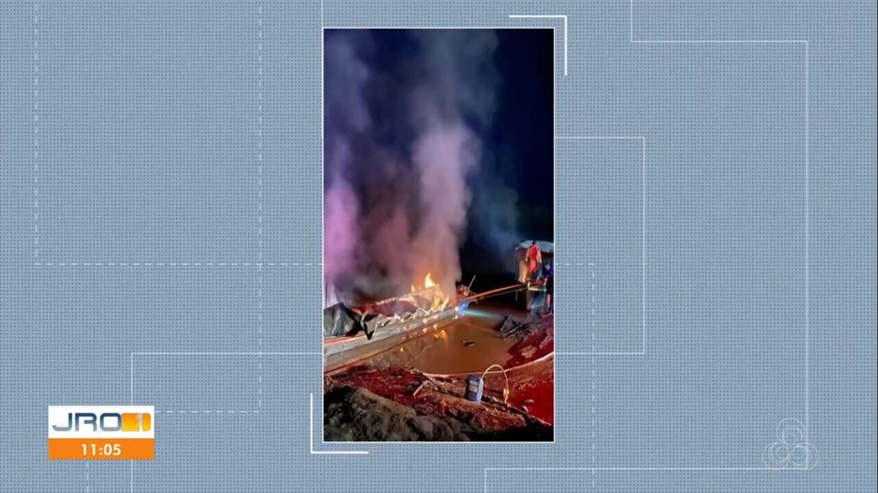 Embarcação ficou destruída após chamas se espalharem — Foto: Rede Amazônica/Reprodução