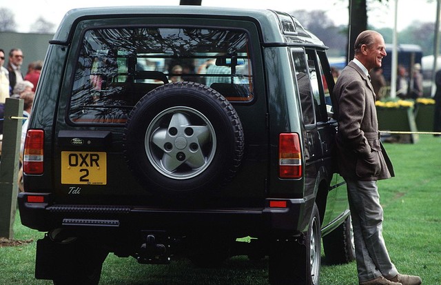 WINDSOR, UNITED KINGDOM - MAY 10:  Prince Philip At The Windsor Horse Show Alongside His Landrover Discovery 4 Wheel Drive Vehicle  (Photo by Tim Graham Photo Library via Getty Images) (Foto: Tim Graham Photo Library via Get)