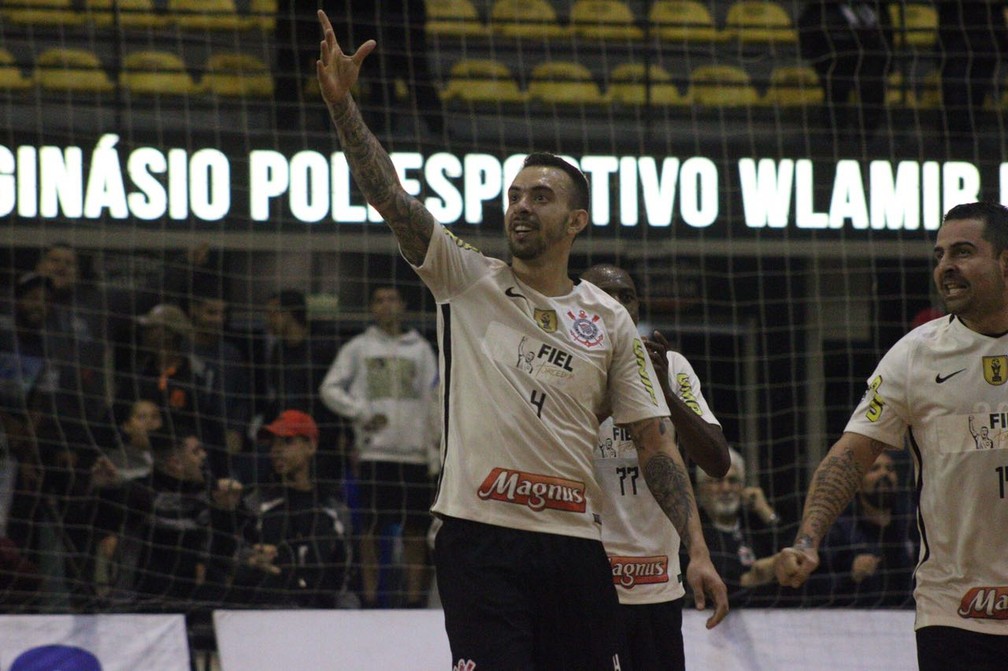 Em noite de golaços, Corinthians faz 4 a 1 no Paraíso e vai às quartas de final