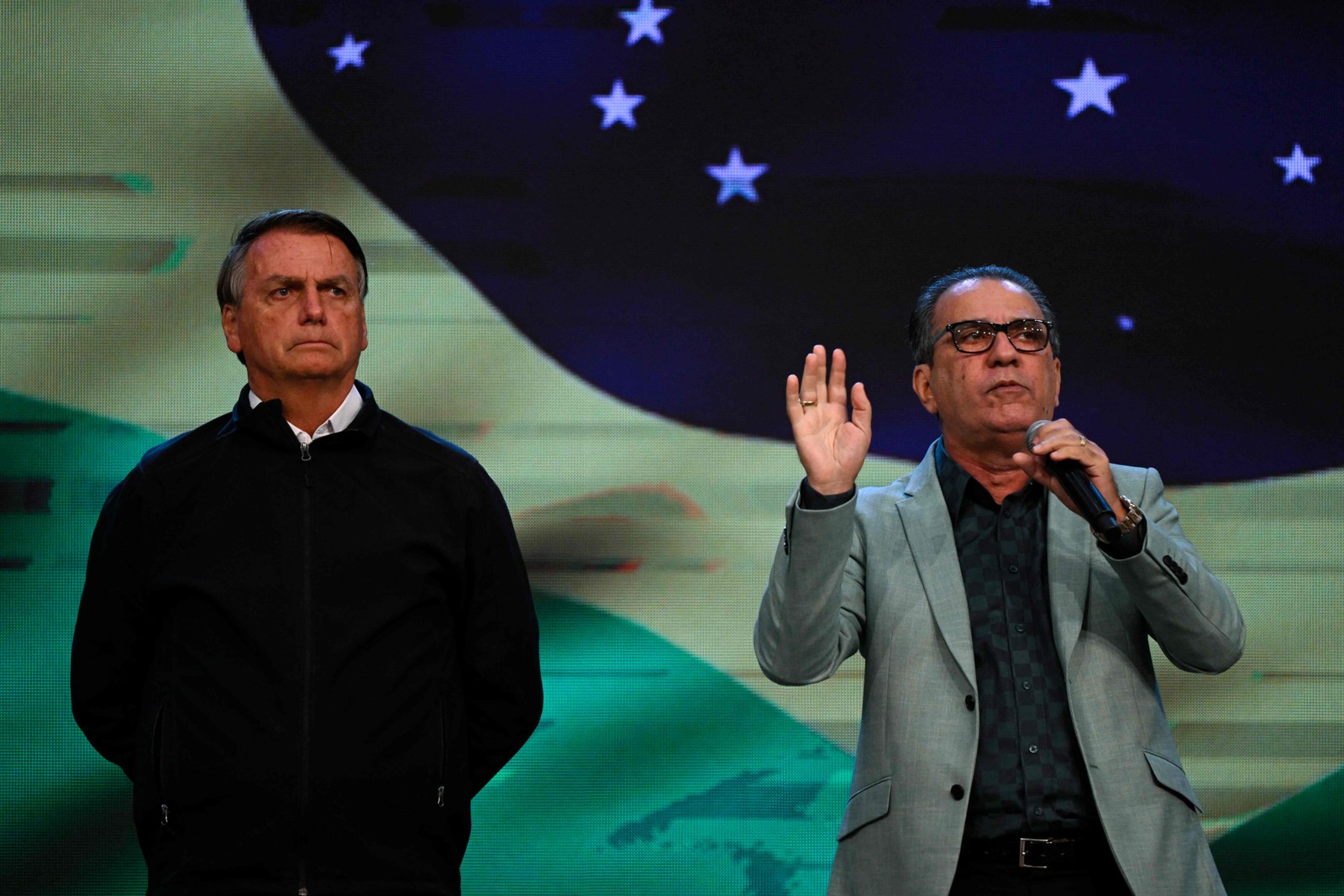 Bolsonaro (esq.) ao lado do Pastor Silas Malafaia, da Igreja da Assembleia de Deus Vitória em Cristo — Foto: Mauro Pimentel/AFP