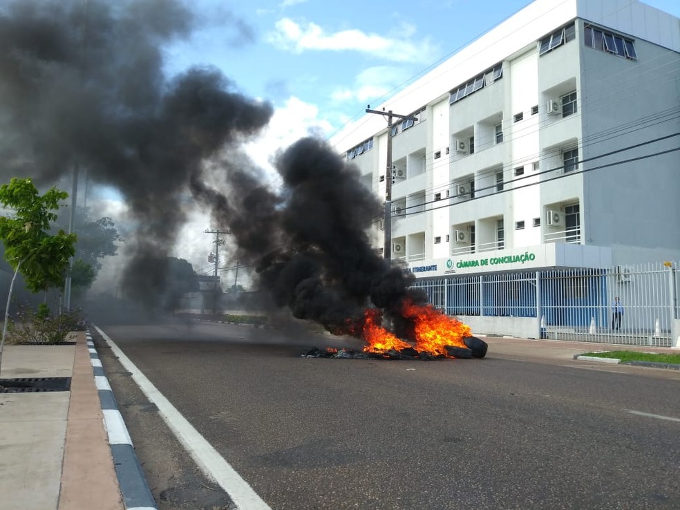 Agentes atearam fogo em pneus e fecharam avenida Ene Garcez no trecho que passa em frente a sede administrativa do TJRR â€” Foto: Jackson FÃ©lix/G1 RR