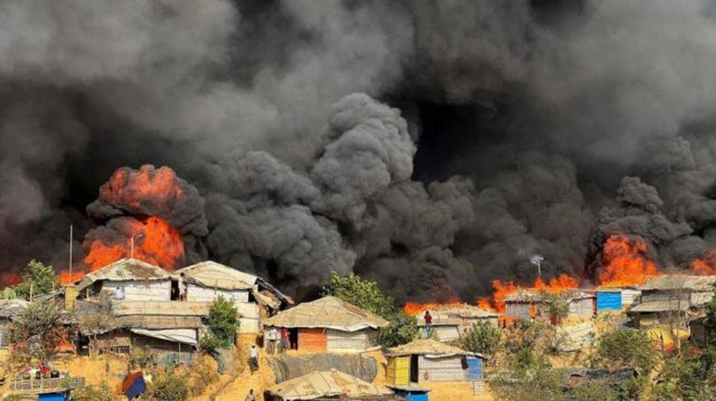 Incêndio atinge campo de refugiados rohingya no sudeste de Bangladesh, em 5 de março de 2023. — Foto: Reuters via BBC