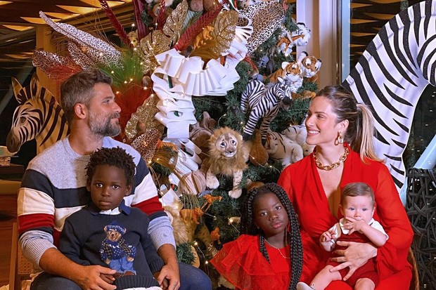 Giovanna Ewbank e Bruno Gagliasso com as crianças (Foto: Reprodução/Instagram)