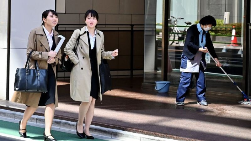 O ponto crucial do problema são as rígidas práticas de contratação do Japão e o sistema de empregos vitalícios criado para reconstruir a economia após 1945 (Foto: Getty Images via BBC News)
