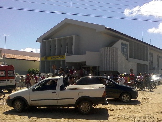 Assalto causou tumulto na porta de agência de Curimatá (Foto: Vitória Régia)