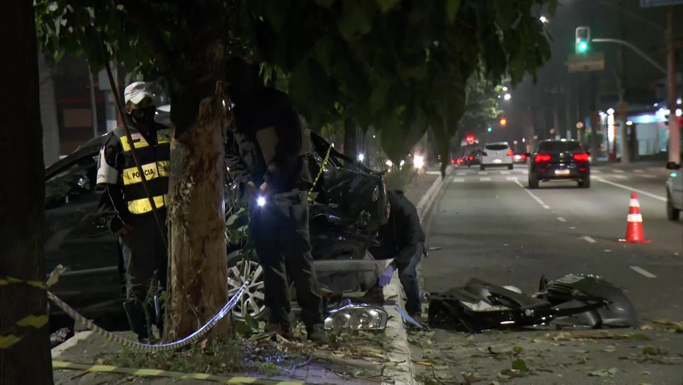 Dois jovens morreram e outros tr&ecirc;s ficaram feridos em acidente na Zona Leste de SP &mdash; Foto: Reprodu&ccedil;&atilde;o/TV Globo