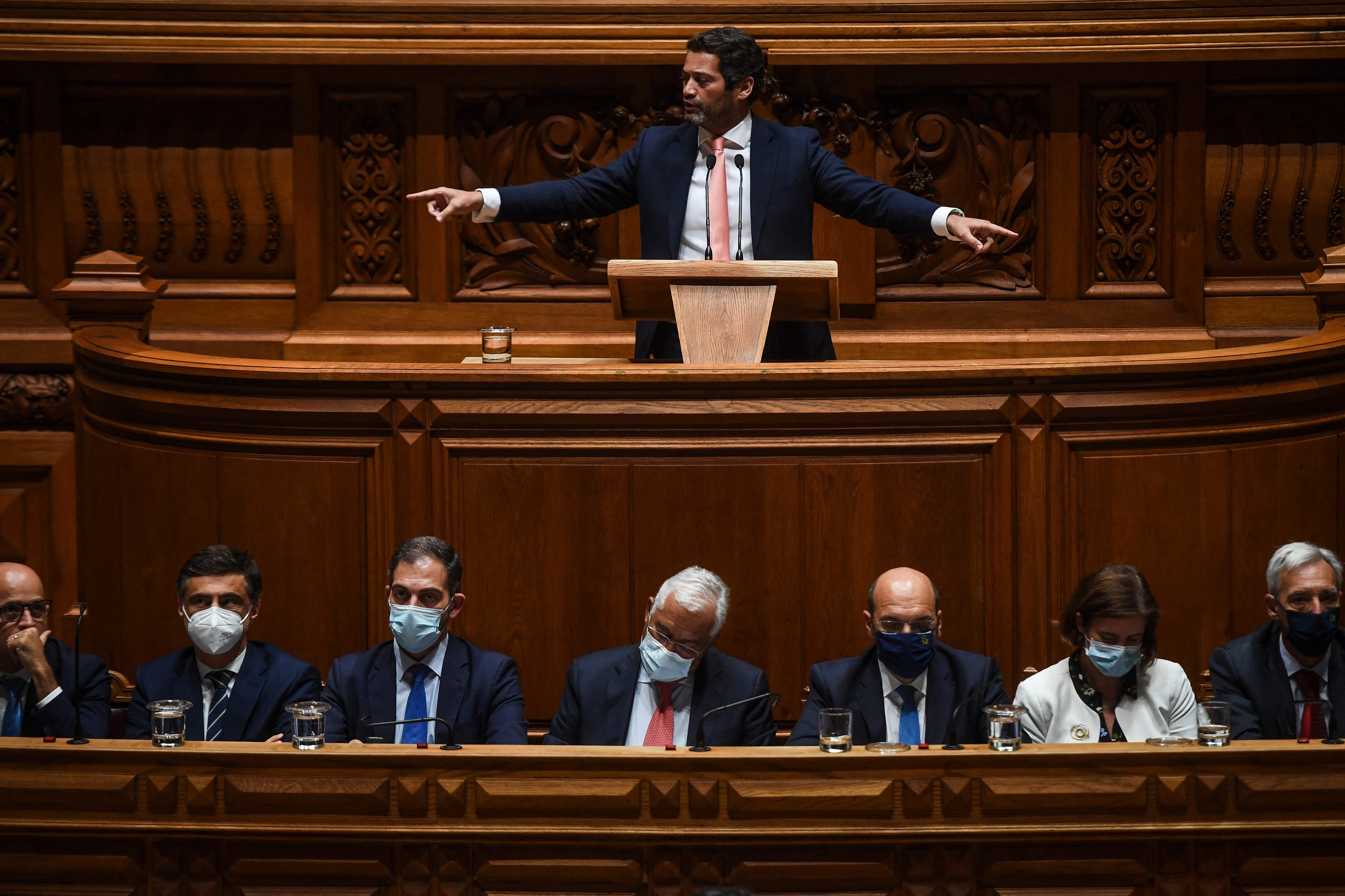 André Ventura, do Chega, discursa no Parlamento em foto de 2021. Abaixo, o primeiro-ministro António Costa e membros do governo