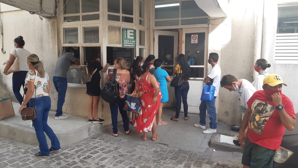 Visitas foram suspensas temporariamente até que a situação fosse controlada. Acompanhantes aguardaram do lado de fora. — Foto: Sérgio Henrique Santos/Inter TV Cabugi