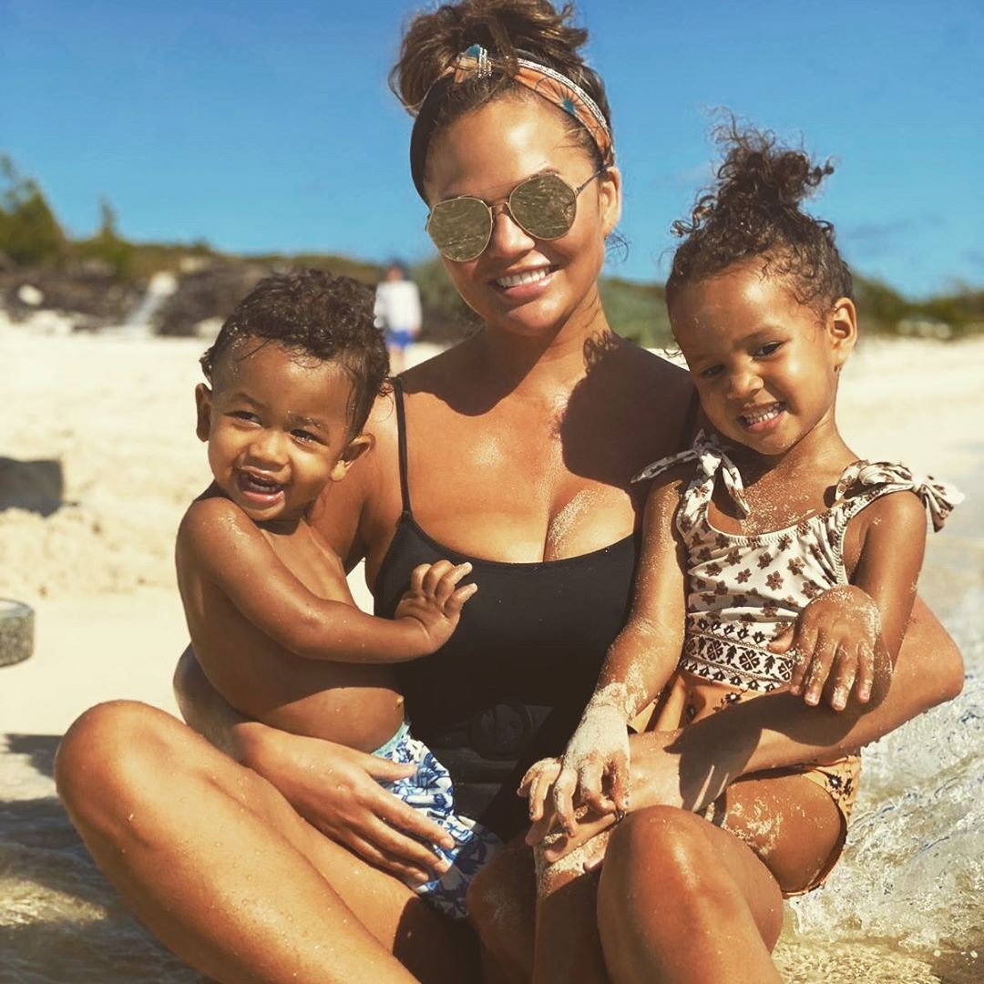 Chrissy Teigen e os filhos Luna, 3 e Miles, 1 (Foto: Reprodução Instagram)