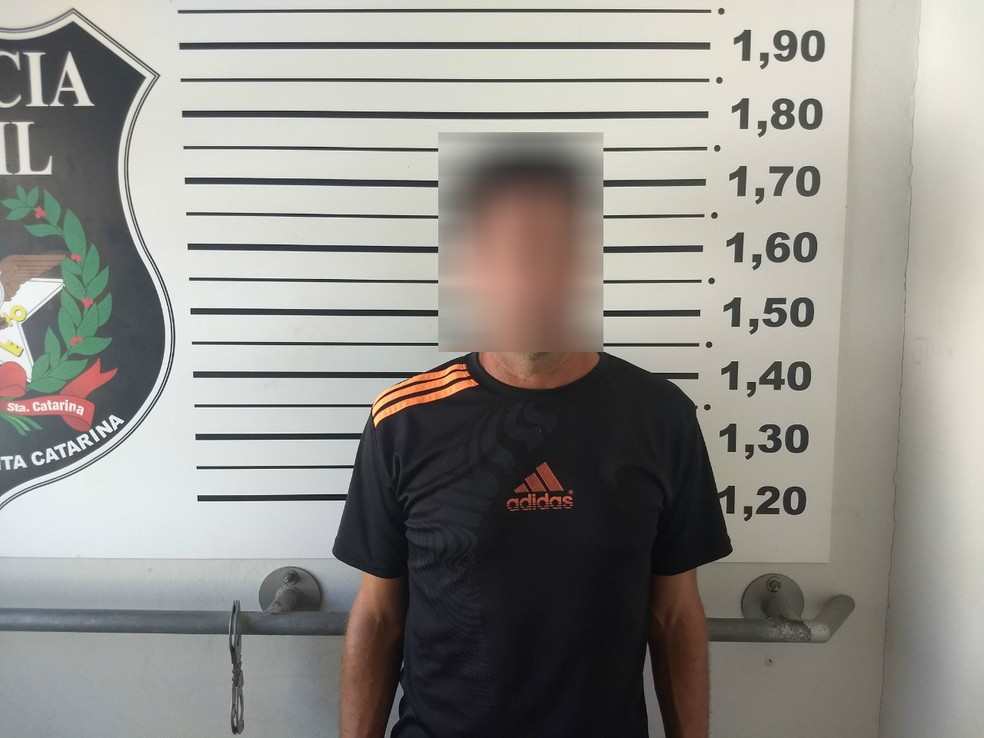 Treinador de futebol foi preso suspeito de abusar de alunos de escolinha onde dava aula em SC. — Foto: Polícia Civil/Divulgação
